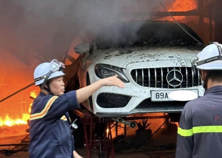 Hà Nội: Gara ô tô bốc cháy, xe Mercedes bị thiêu rụi - 3
