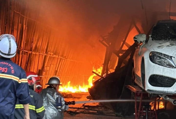 Hà Nội: Gara ô tô bốc cháy, xe Mercedes bị thiêu rụi - 4