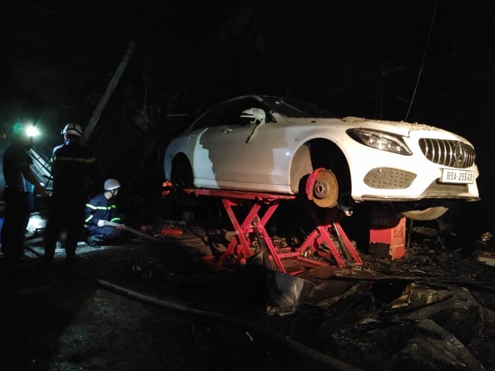 Gara ô tô ở Hà Nội bốc cháy: 9 ô tô đắt tiền bị thiêu rụi - 1