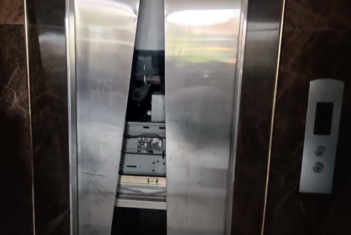 Mất điện đột ngột, 4 người mắc kẹt trong thang máy - 1