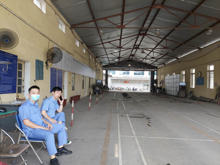 Cảnh khó tin ở trung tâm đăng kiểm, nhân viên rảnh việc ngồi chơi - 1