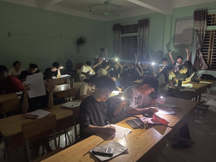 Học trò xứ Nghệ ôn thi tốt nghiệp dưới ánh đèn điện thoại - 1