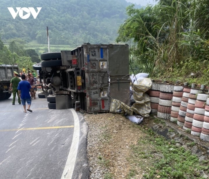 Lật xe tải khiến 3 người thương vong ở Cao Bằng - 1