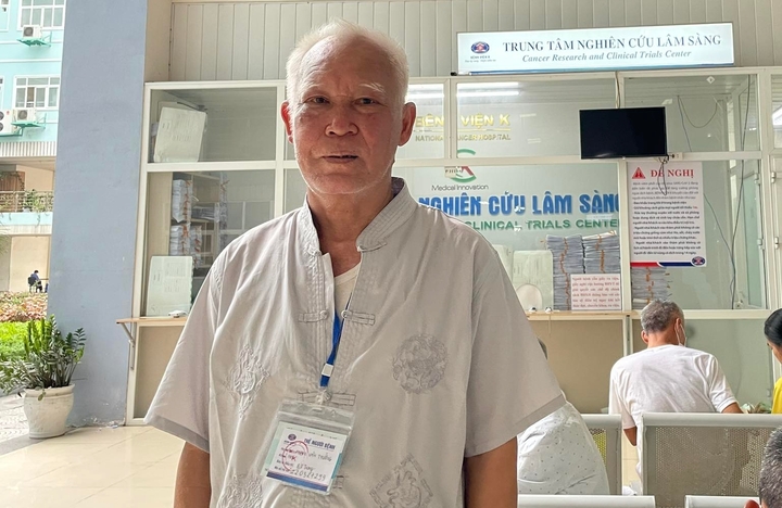 Ông Phạm Văn Thưởng quay trở lại Bệnh viện K lấy thuốc hôm 6/6. (Ảnh: An Bình)