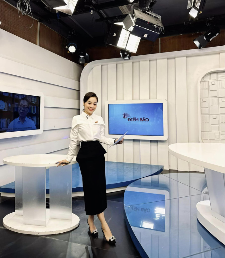 Sao Việt 7/6: Huyền Lizzie gợi cảm, bà xã Lê Dương Bảo Lâm xinh như hoa hậu - 9