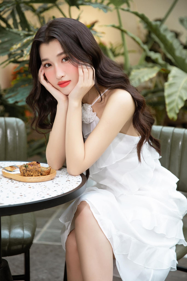 Sao Việt 7/6: Huyền Lizzie gợi cảm, bà xã Lê Dương Bảo Lâm xinh như hoa hậu - 5