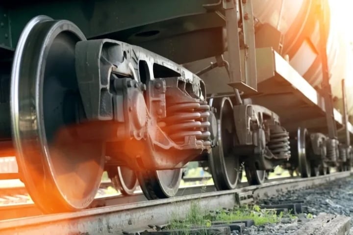 Tại sao bánh xe lửa bằng kim loại còn bánh xe khác bằng cao su? - 1