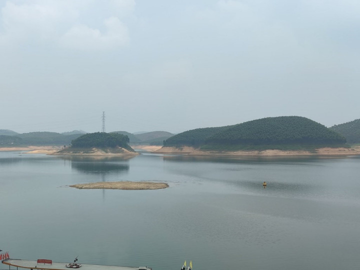 Mực nước xuống thấp, nhiều đảo nhỏ ở hồ thủy điện Thác Bà trơ đáy - 2