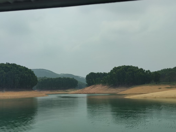 Mực nước xuống thấp, nhiều đảo nhỏ ở hồ thủy điện Thác Bà trơ đáy - 3