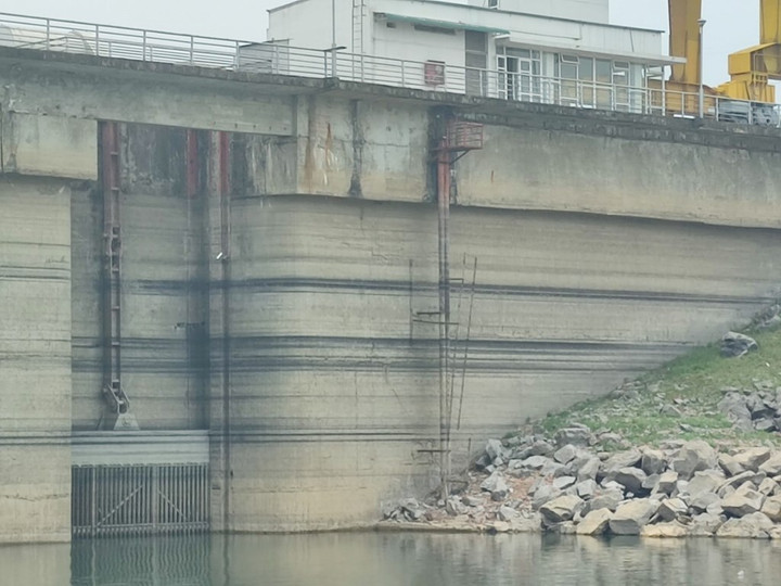 Mực nước xuống thấp, nhiều đảo nhỏ ở hồ thủy điện Thác Bà trơ đáy - 6