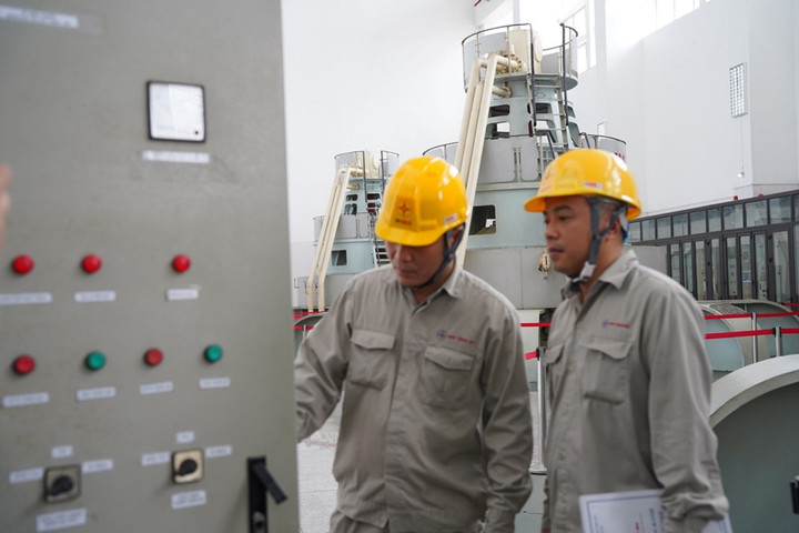 Mực nước xuống thấp, nhiều đảo nhỏ ở hồ thủy điện Thác Bà trơ đáy - 7