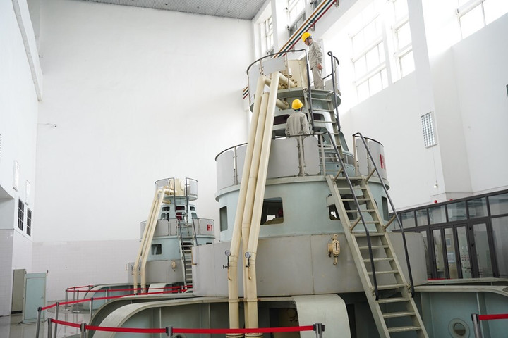 Mực nước xuống thấp, nhiều đảo nhỏ ở hồ thủy điện Thác Bà trơ đáy - 8