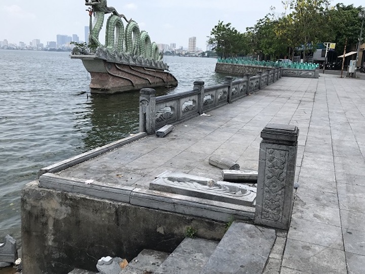 Nguyên nhân lan can đá ở Hồ Tây bị đổ sập - 1