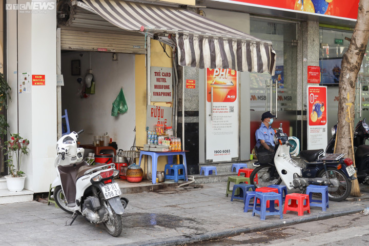Hà Nội nắng nóng gay gắt, hàng quán vỉa hè 'đói' khách - 9