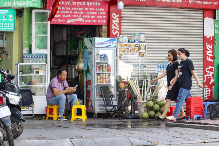 Hà Nội nắng nóng gay gắt, hàng quán vỉa hè 'đói' khách - 10