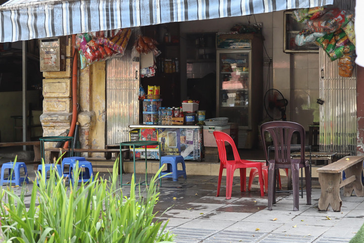 Hà Nội nắng nóng gay gắt, hàng quán vỉa hè 'đói' khách - 8