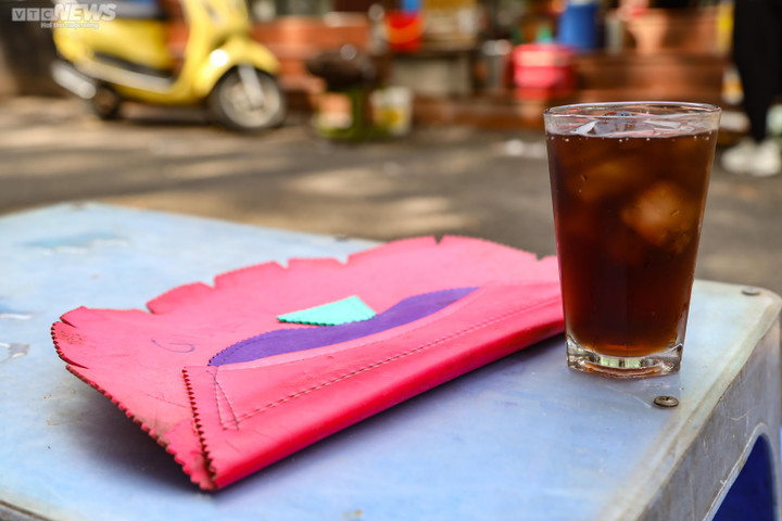 Hà Nội nắng nóng gay gắt, hàng quán vỉa hè 'đói' khách - 6