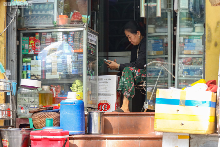 Hà Nội nắng nóng gay gắt, hàng quán vỉa hè 'đói' khách - 7