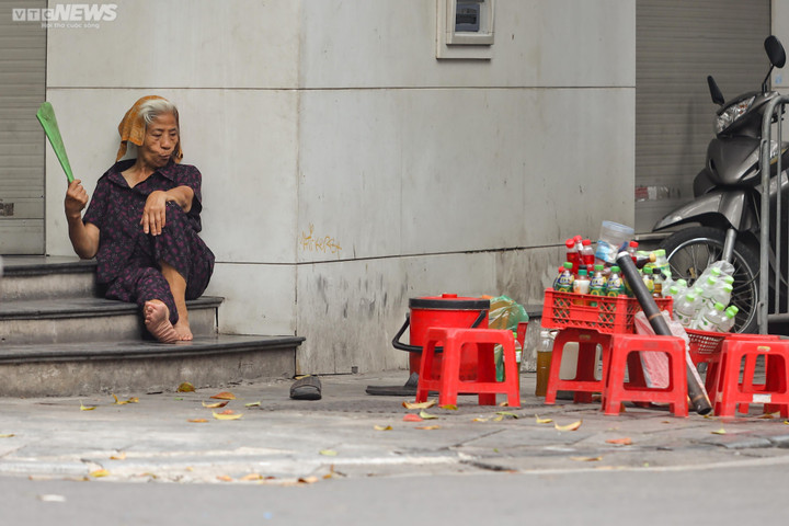 Hà Nội nắng nóng gay gắt, hàng quán vỉa hè 'đói' khách - 11
