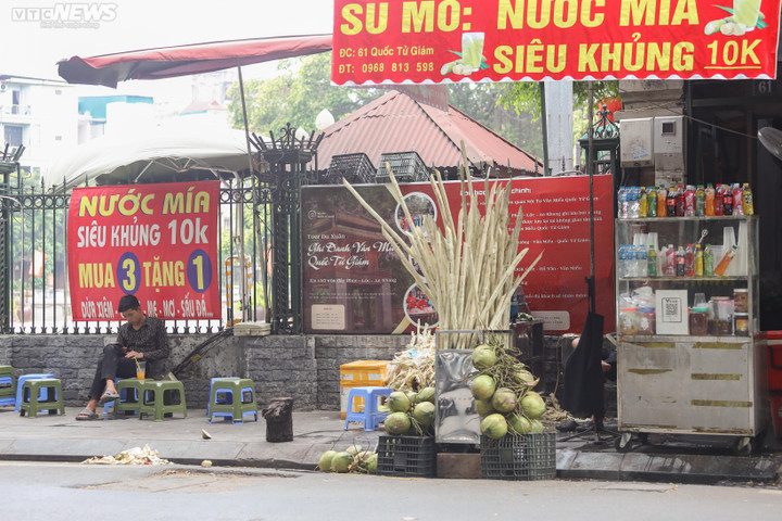 Hà Nội nắng nóng gay gắt, hàng quán vỉa hè 'đói' khách - 5