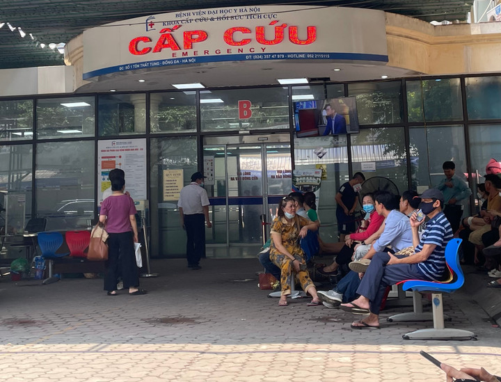 Người già, trẻ nhỏ vật vã đi khám trong thời tiết nắng nóng - 2