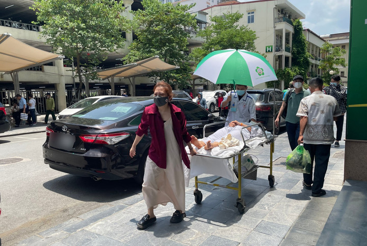 Người già, trẻ nhỏ vật vã đi khám trong thời tiết nắng nóng - 1