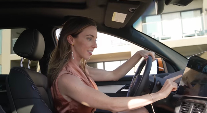 Nữ KOL nổi tiếng người Mỹ đánh giá VF 8 sang trọng, an toàn và dễ lái - 2