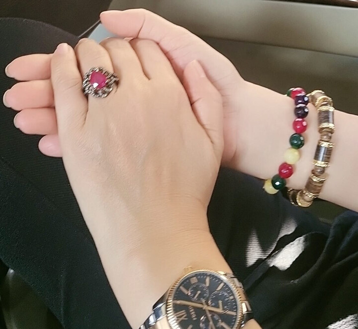 Việt Trinh bất ngờ đăng ảnh đeo 'nhẫn cưới' - 1