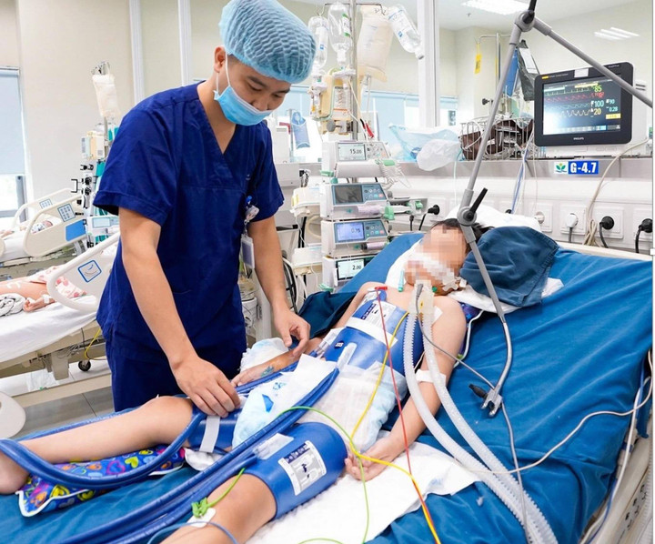 Dốc ngược người - sai lầm sơ cứu trẻ bị đuối nước - 1