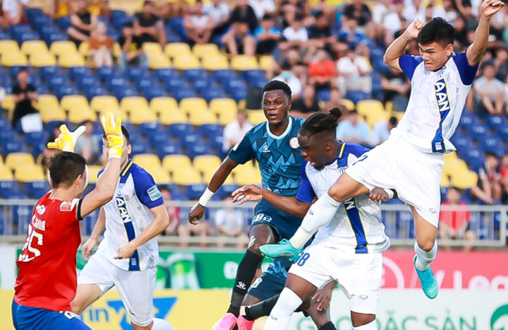 Ông Đặng Thanh Hạ: Trợ lý trọng tài sai ở tình huống ghi bàn của SLNA - 1