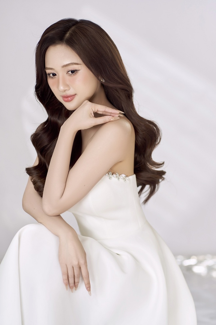 Hoa khôi Thu Hương khoe vai trần gợi cảm - 2