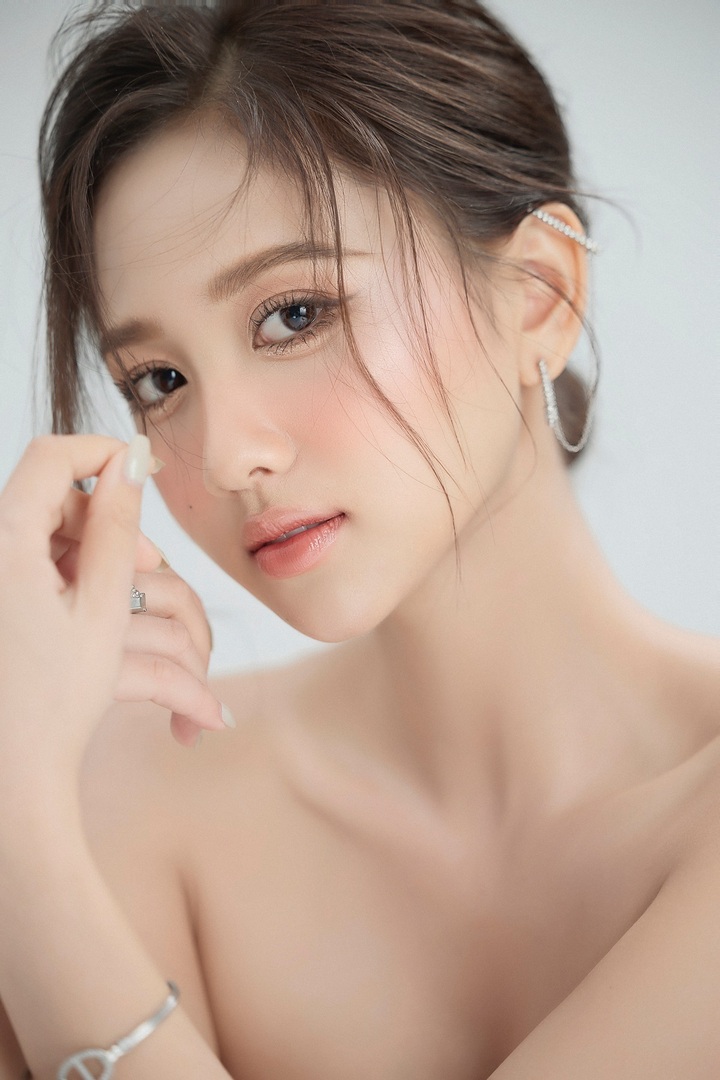 Hoa khôi Thu Hương khoe vai trần gợi cảm - 3