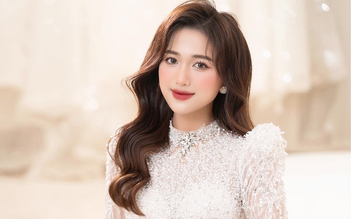 Hoa khôi Thu Hương khoe vai trần gợi cảm - 5