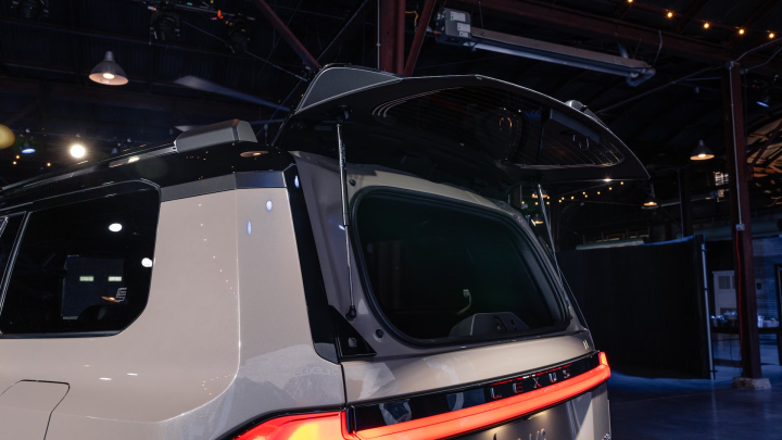 Lexus GX hoàn toàn mới ra mắt - ngôn ngữ thiết kế lạ mắt - 12