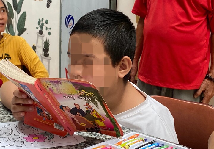 Bé gái 10 tuổi mổ não 4 lần, liệt nửa người vì ung thư - 2