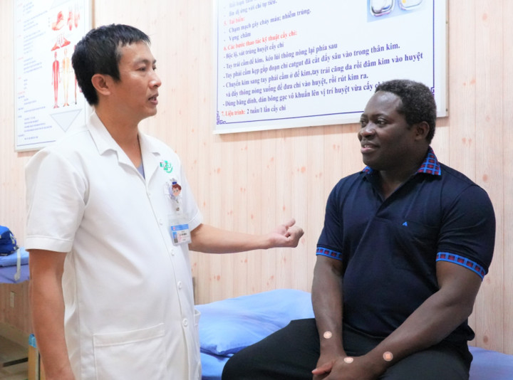 Liệt suốt 8 năm, người đàn ông Canada hồi phục sau 3 tháng điều trị tại Việt Nam - 2