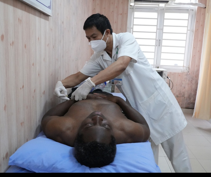 Liệt suốt 8 năm, người đàn ông Canada hồi phục sau 3 tháng điều trị tại Việt Nam - 1