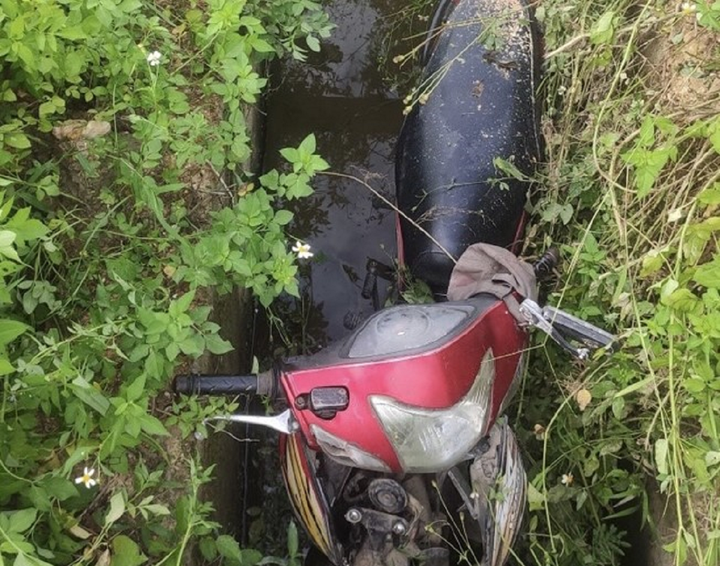 Hà Tĩnh: Phát hiện thi thể người thợ xây dưới mương nước - 1