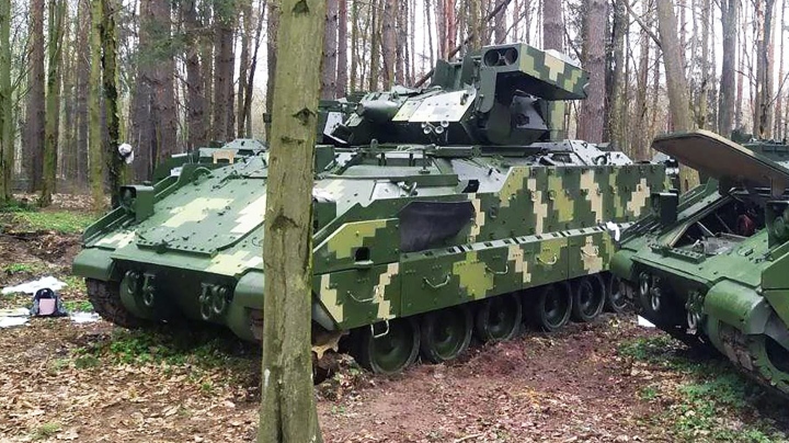 Xuất hiện bức ảnh Leopard và chiến xa Bradley bị phá hủy nằm la liệt ở Ukraine - 2