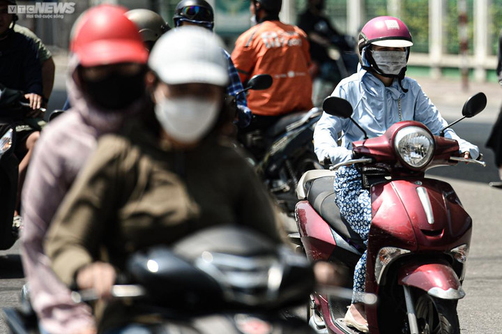 Thời tiết ngày 12/6: Nắng nóng trên 37 độ C trước khi mưa gia tăng ở Bắc Bộ - 1