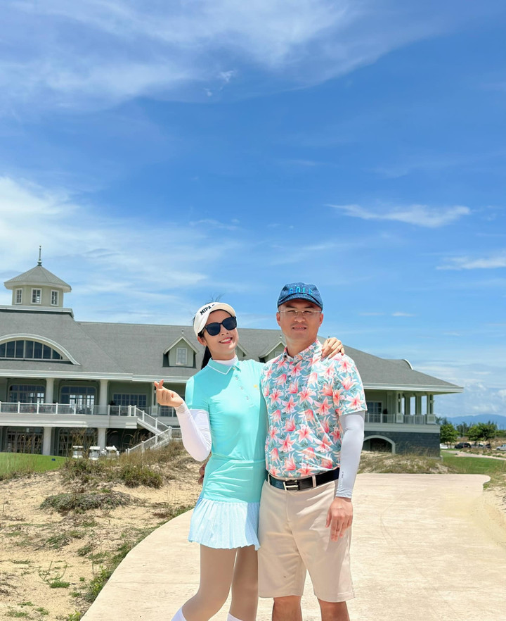 Hoa hậu Ngọc Hân hiếm hoi cho chồng kém tuổi lên sóng - Ảnh 2.