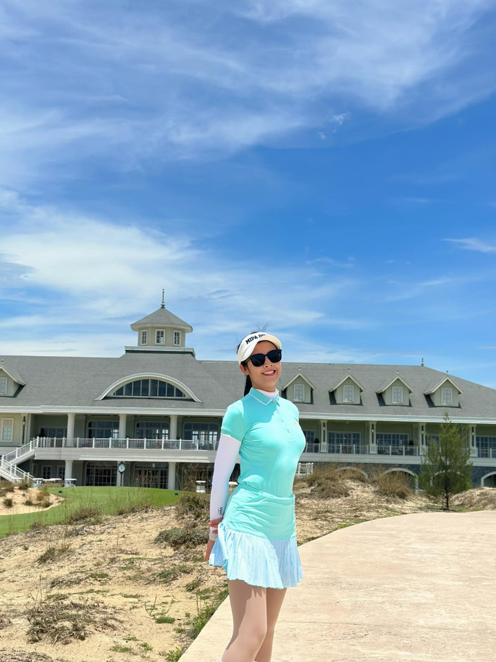 Hoa hậu Ngọc Hân hiếm hoi cho chồng kém tuổi lên sóng - Ảnh 3.