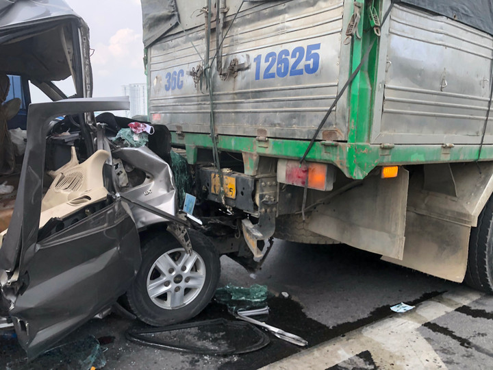 Hà Nội: Xe khách bẹp rúm sau cú tông vào đuôi ô tô tải, 2 người mắc kẹt - 1