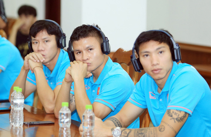 Quang Hải cùng đồng đội ở tuyển Việt Nam dự Hội thảo của UEFA - 1