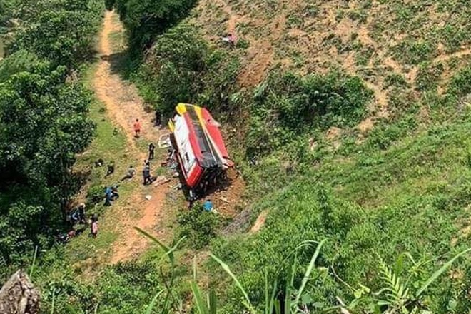 Gần 30 người thoát nạn sau khi xe khách lao xuống sườn đồi ở Phú Thọ - 1