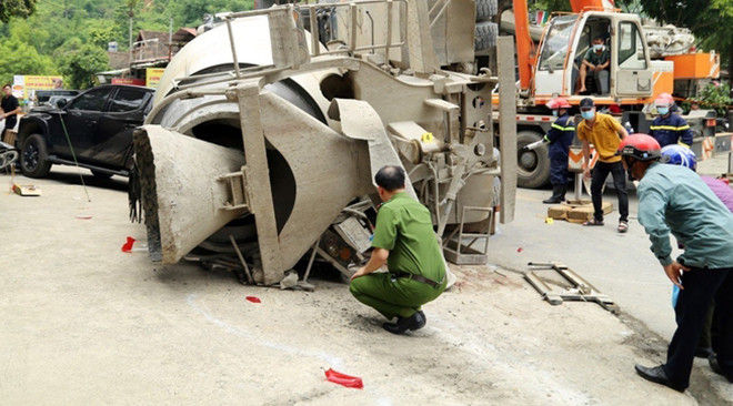 Xe bồn đâm va xe máy và ô tô tại Lào Cai: Người vợ đang mang bầu đã tử vong - 1