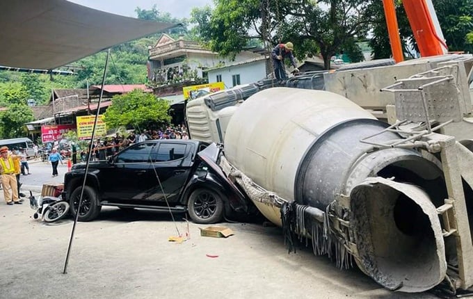 Lào Cai: Xe bồn đâm va xe máy, 2 bố con tử vong, người vợ bị thương - 1