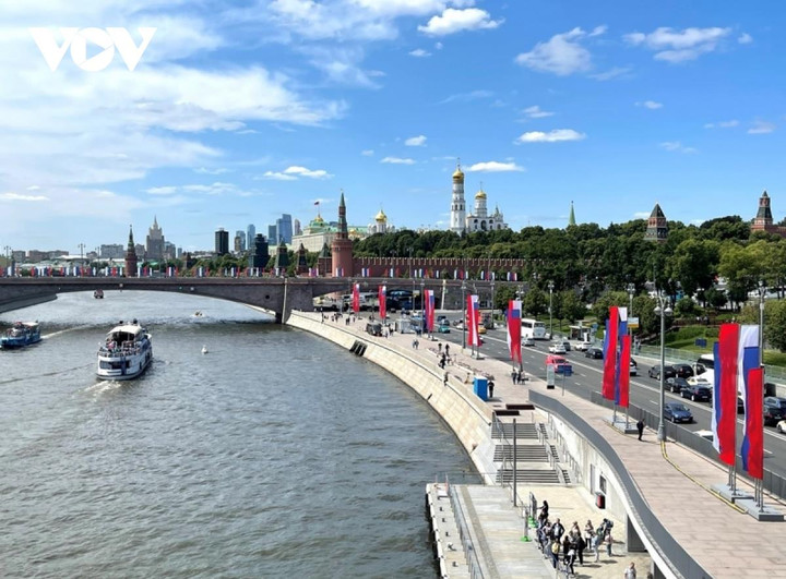 Nga tưng bừng kỷ niệm 33 năm Quốc khánh 12/6 - 2