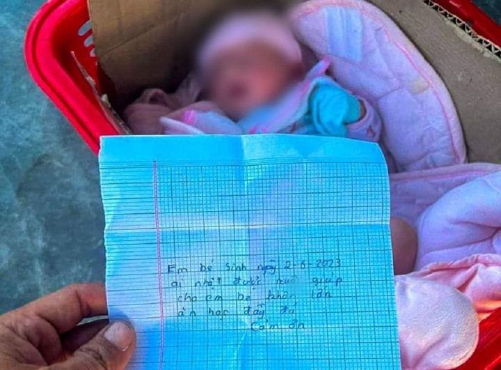 Bé trai 10 ngày tuổi bị bỏ rơi ven đường ở Quảng Nam - 1