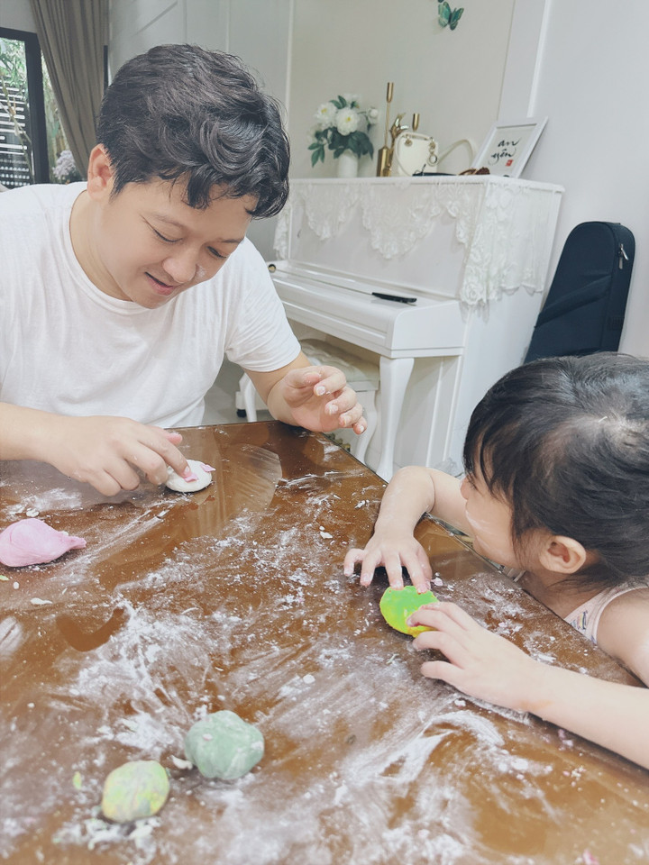 Nhã Phương khoe ảnh 'gia đình bất ổn', tiết lộ tính cách thực của ái nữ - 1